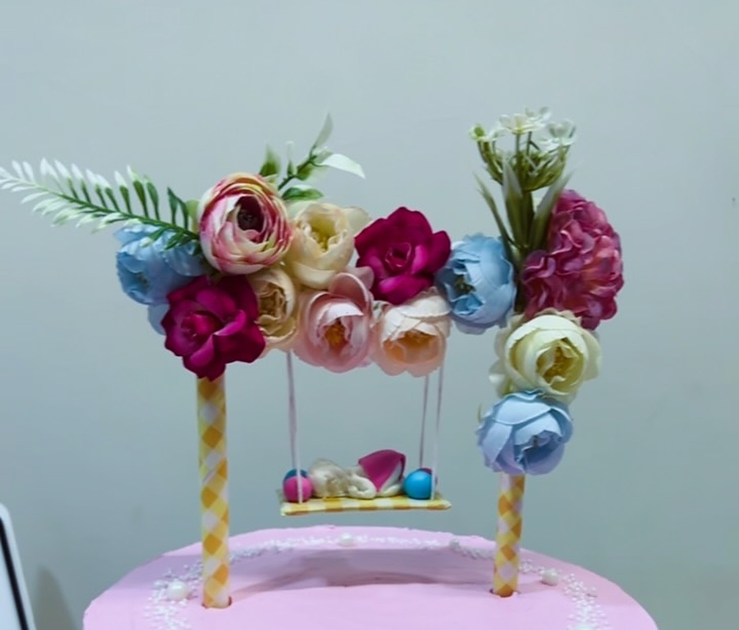 Pastel baby shower cake with flowers